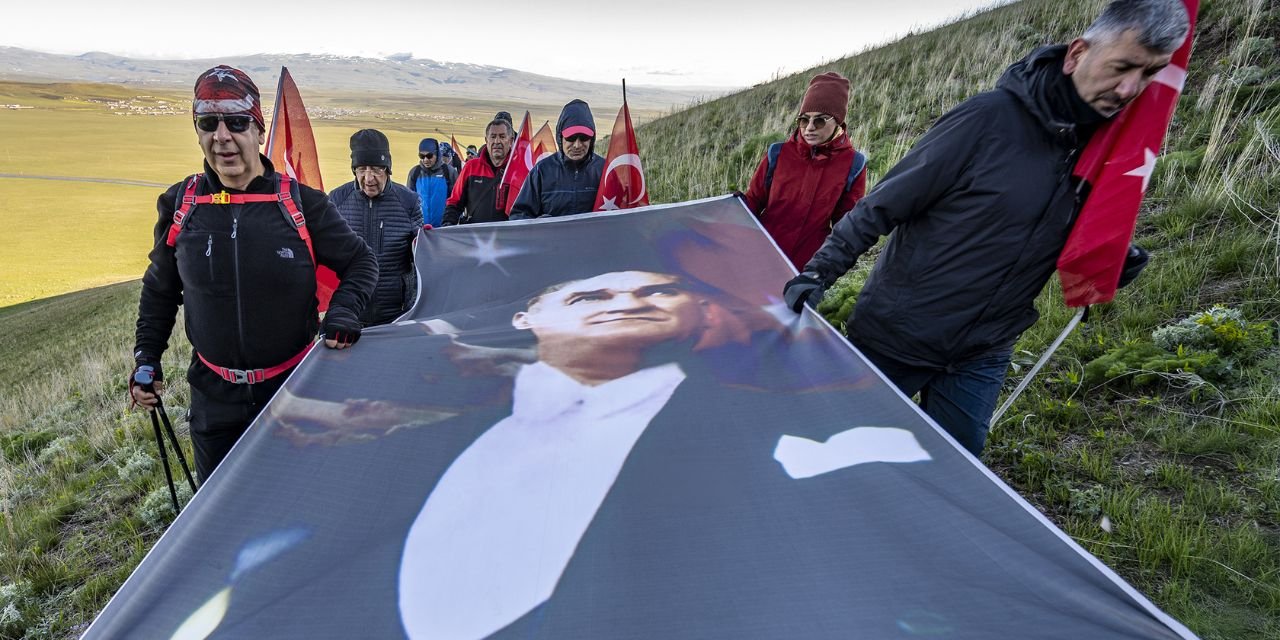 Atatürk'e Saygı! Bu Fotoğrafları Çekmek İçin 2254 Metreye Tırmandılar!