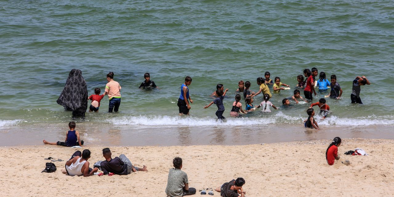 Gazzeliler Sahile Akın Etti
