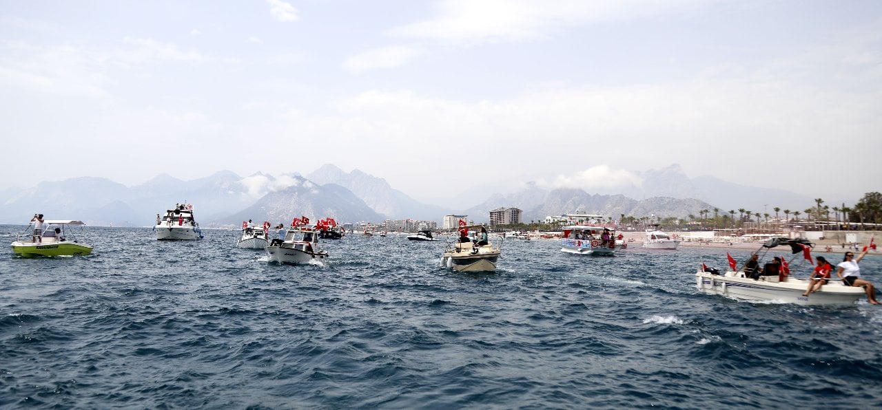 Antalya'da balıkçılardan Bandırma Vapuru'na ithafen tekneli kortej