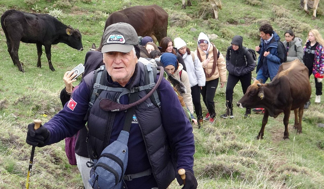 Palandöken'in karlı zirvesinde 19 Mayıs'ı kutladılar