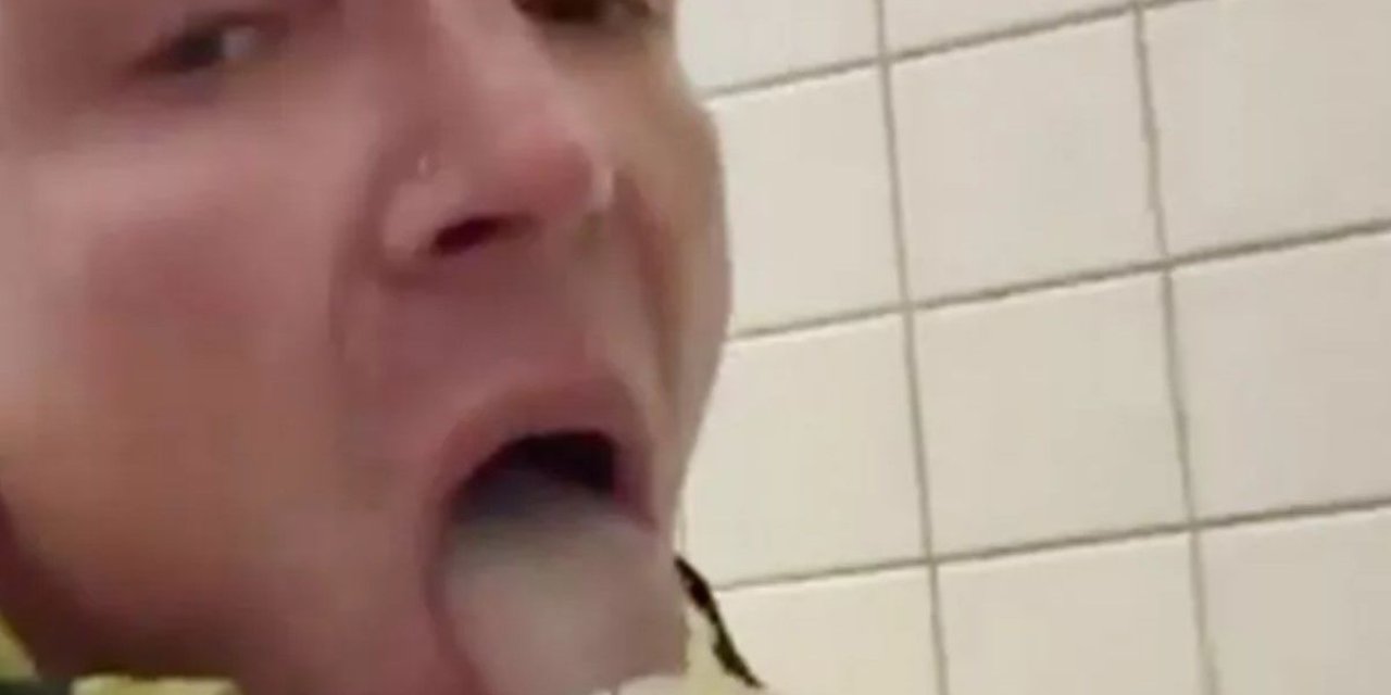 Hasta ruhlu Alman siyasi aday , kendi çektiği videoda bir umumi tuvaleti  fırçasını yalıyor,dışkıdan Hitler bıyığı yapıyor