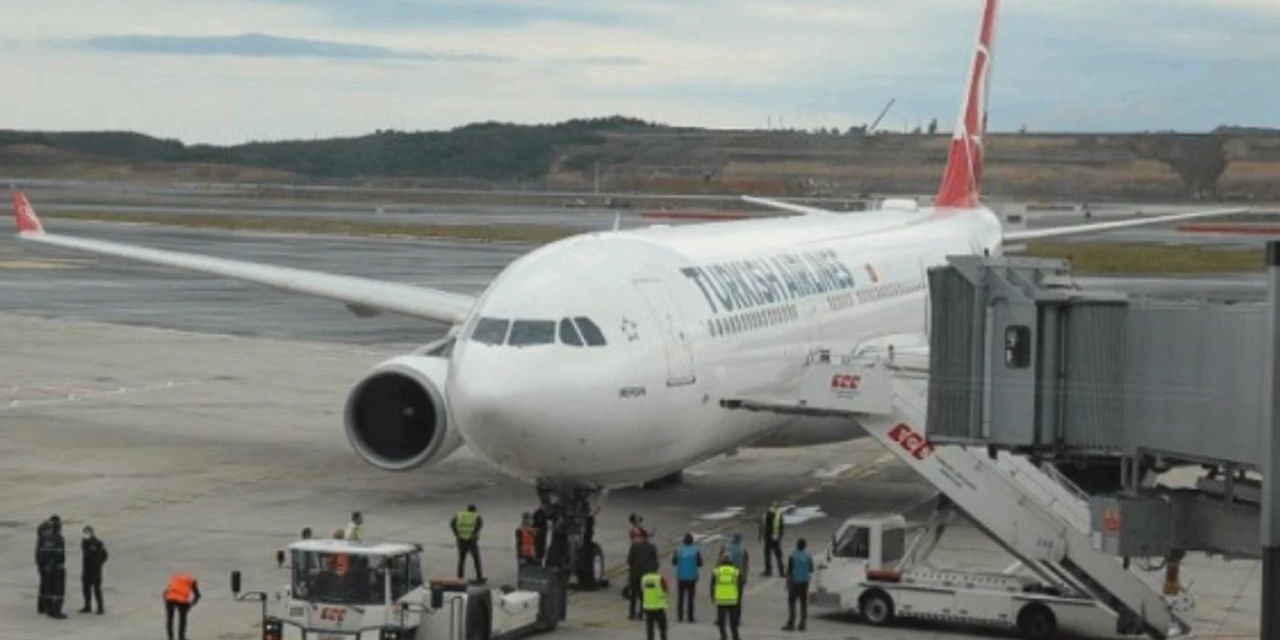 THY'nin İstanbul Uçağının Motorunda Duman Çıkınca İtalya'ya İndi