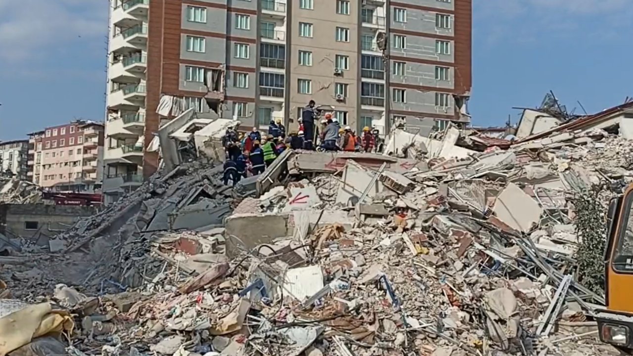 Depremde 92 Kişinin Öldüğü Binada Belediye Onayı Yokmuş!