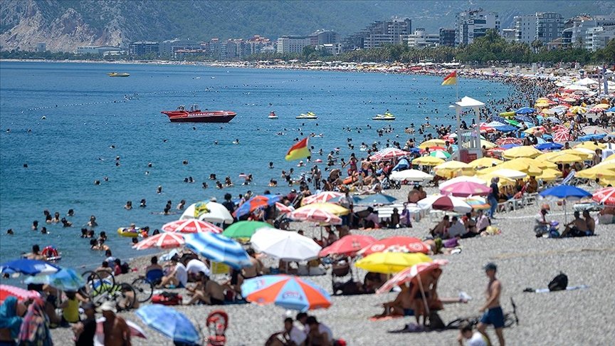 Antalya'da Termometreler Yükseldi, Plajlar Doldu