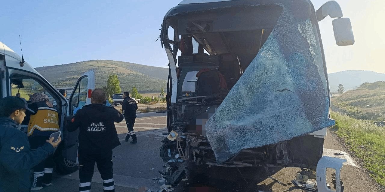 Afyonkarahisar'da Yolcu Otobüsü ile Kamyonet Çarpıştı: 1 Ölü, 16 Yaralı