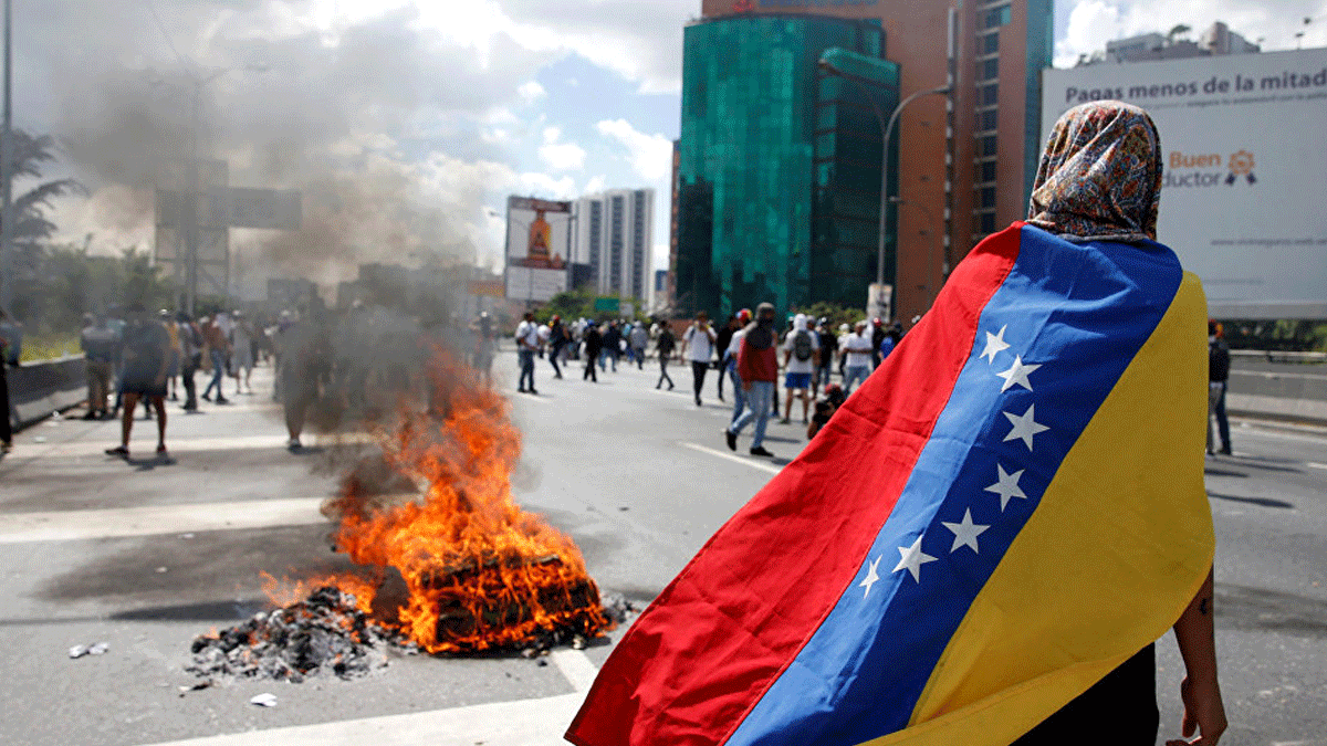 Venezuela'da halka dağıtılacak gıdaların olduğu depolarda yangın