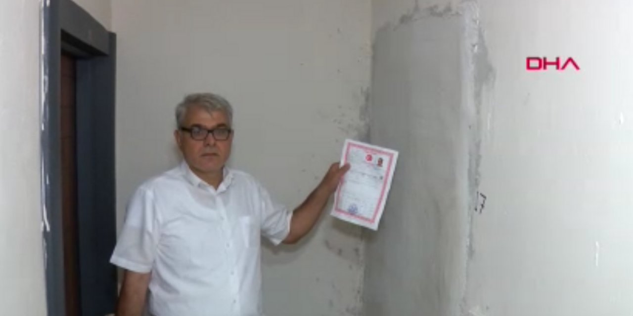 Tuğla ve Sıvayla Duvar Ördüler: Tapulu Dairesine Girmek İçin Çekiçle Duvarı Kırıyor