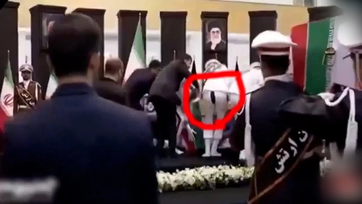 Reisi'nin Cenaze Töreninde Askerin Pantolonu Yırtıldı!