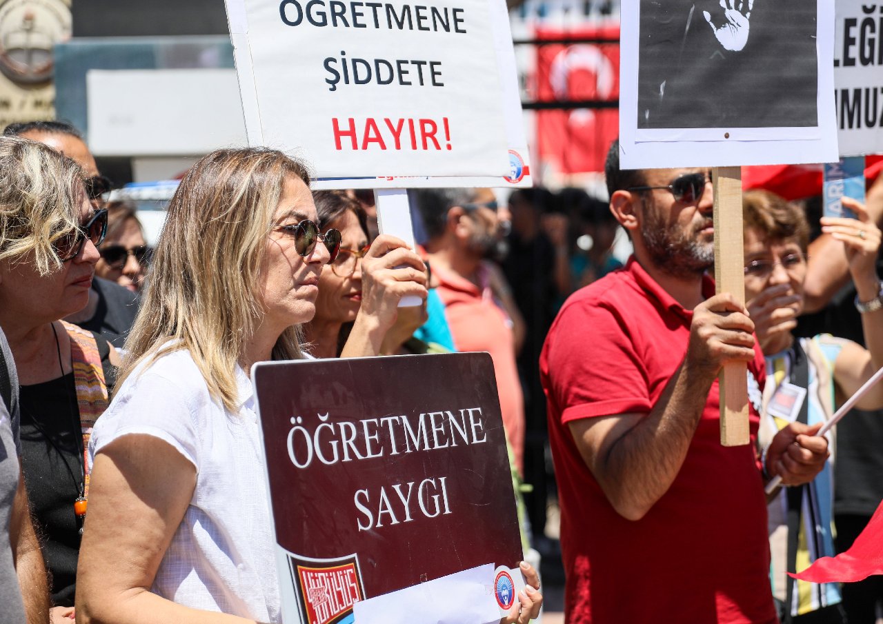 Antalya'da Öğretmene Şiddet: Müdür Yardımcısı Darp Edildi
