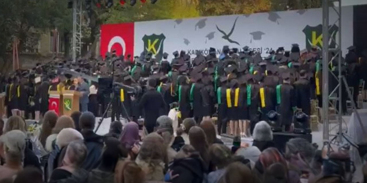 Sosyal Medya Öğrencilerin Bu Hareketini Konuşuyor: Baskıcı Müdürü Böyle Protesto Ettiler!