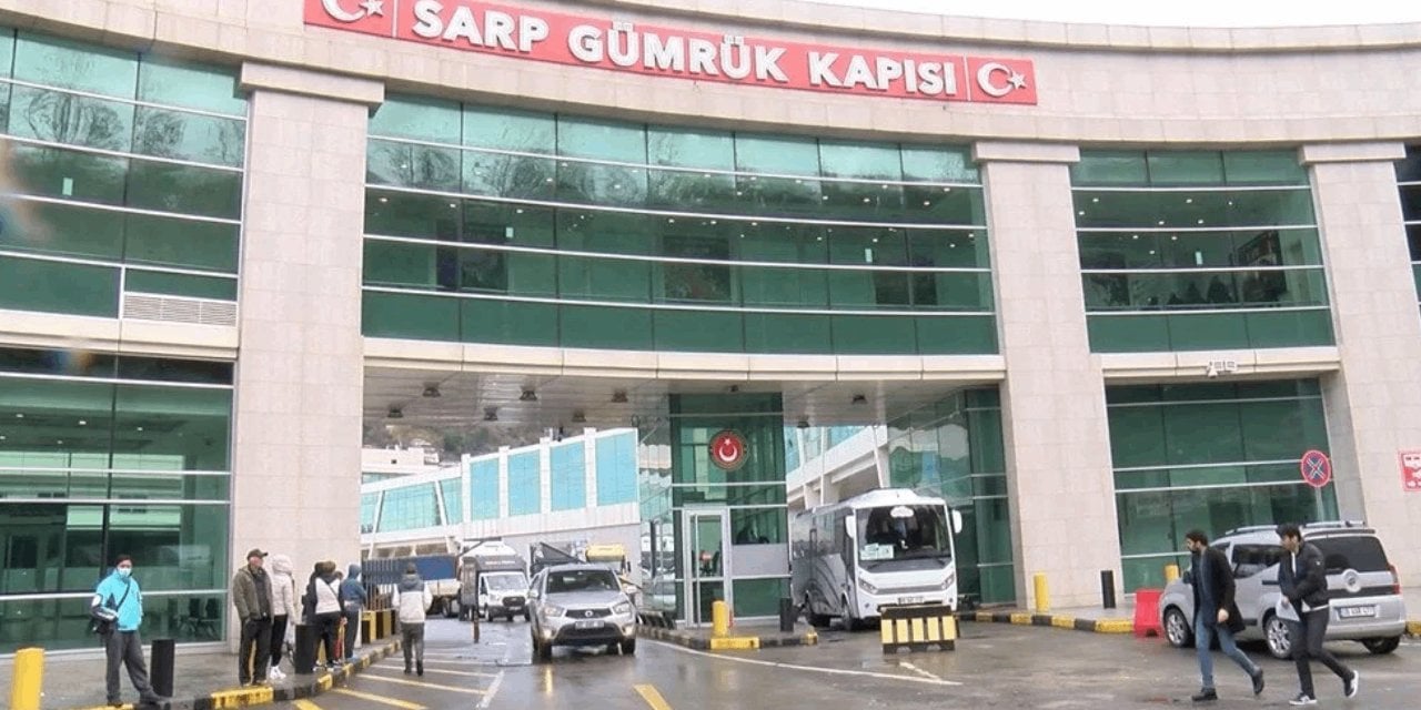 Sarp Sınır Kapısı'nda Otobüs Güzergahlarının Değiştirilmesine Karşı Tepkiler Büyüyor