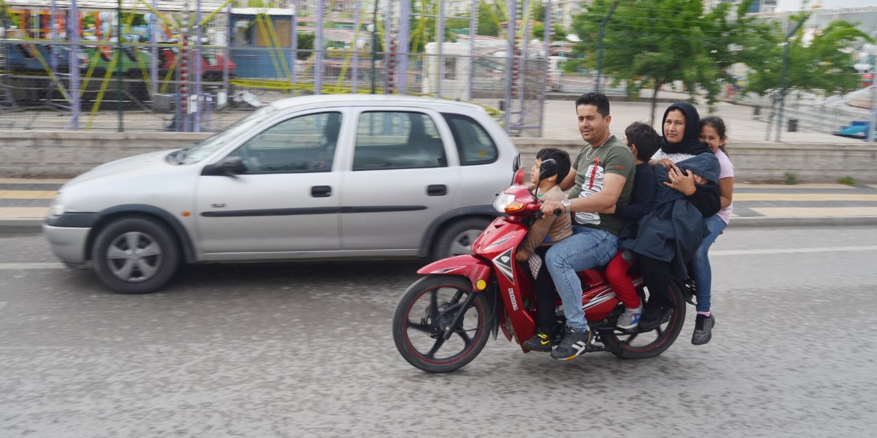 6 Kişinin Motosikletle Tehlikeli Yolculuğu