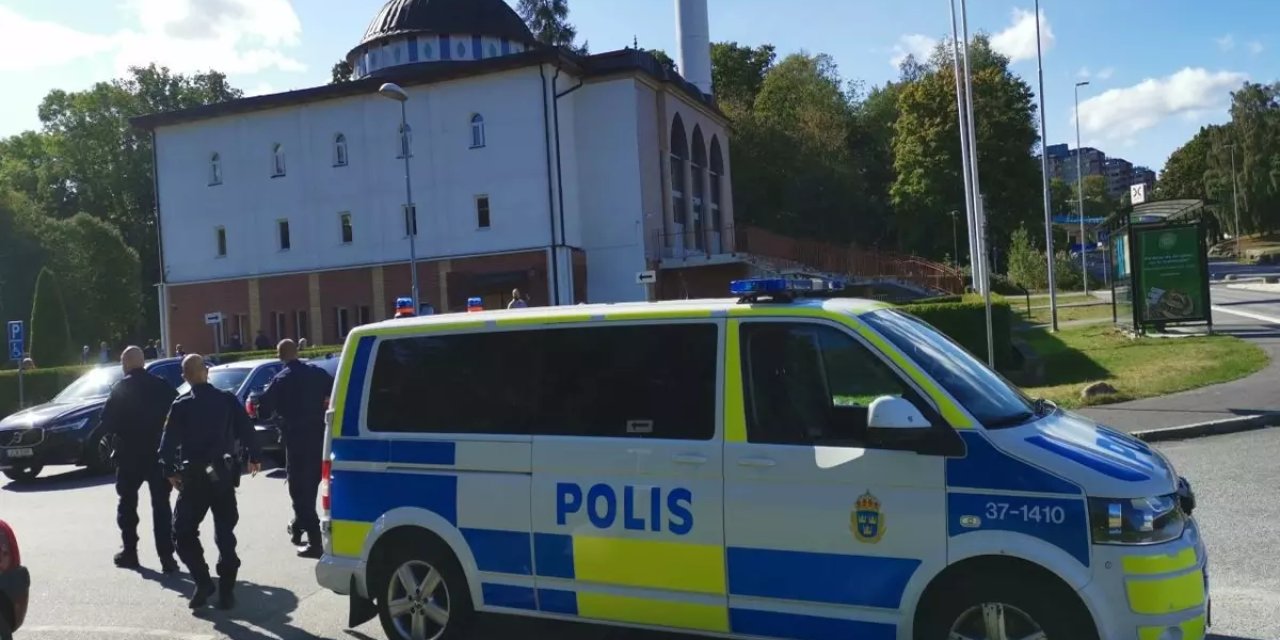 İsveç'te Camiye Irkçı Saldırı: Bahçesine Domuz Bıraktılar