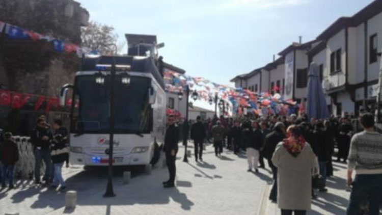 Alan boş kalınca cami cemaatini çağırdılar