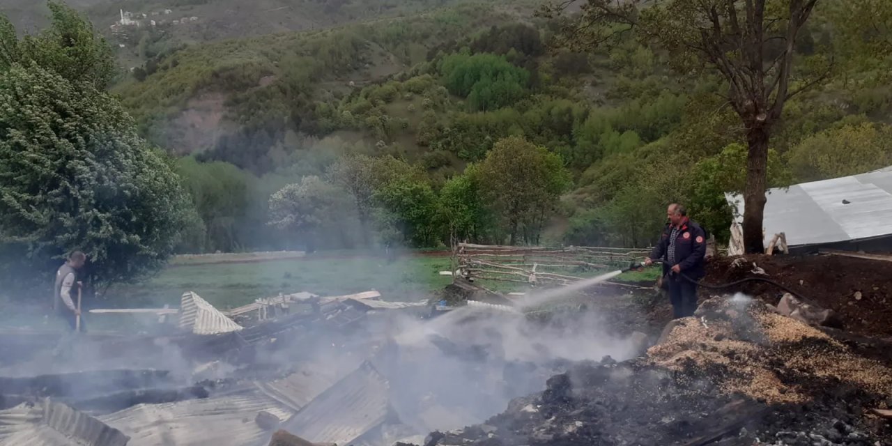 Sivas'ta Yıldırım İsabet Eden Baraka Yandı