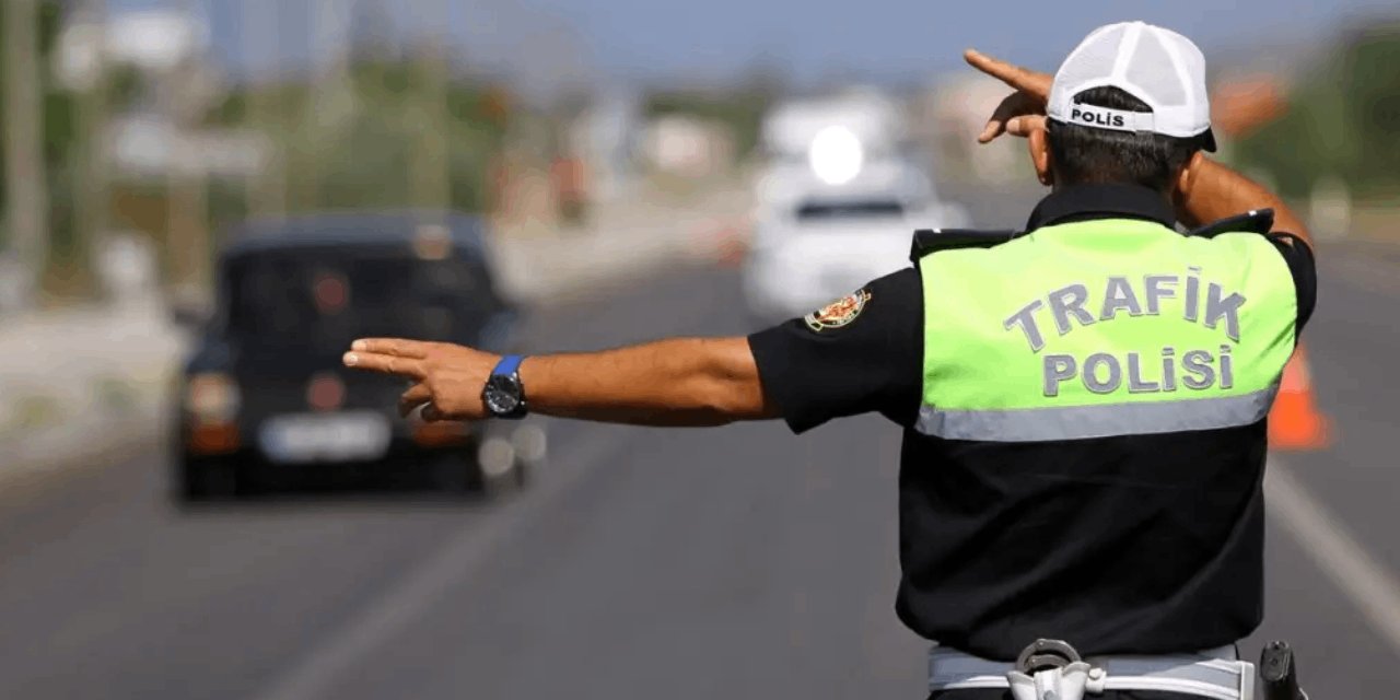 'Dur' İhtarına Uymayan Sürücü Polis Memuruna Çarptı!
