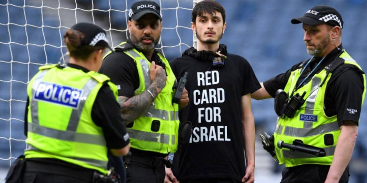 İskoçya-İsrail Maçında Filistin Protestosu