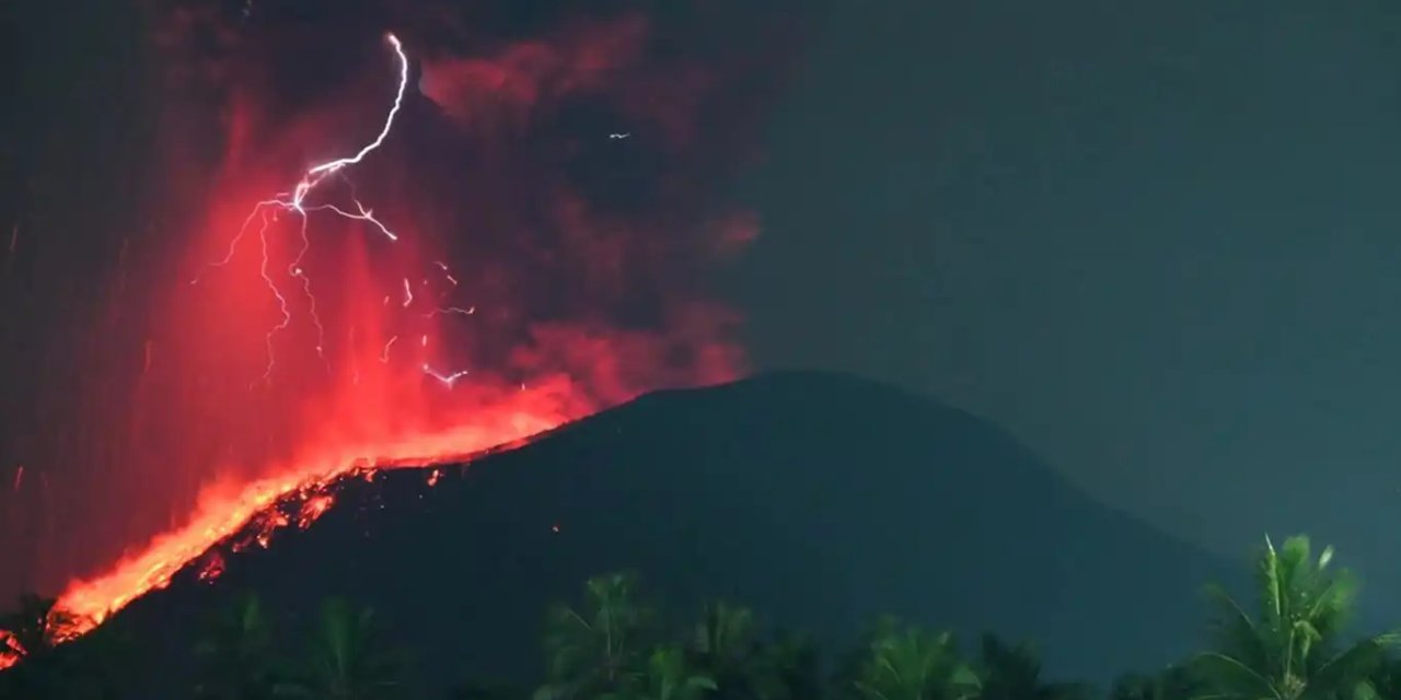 Ibu Yanardağı'nda Patlama: Dakikalarca Sürdü!
