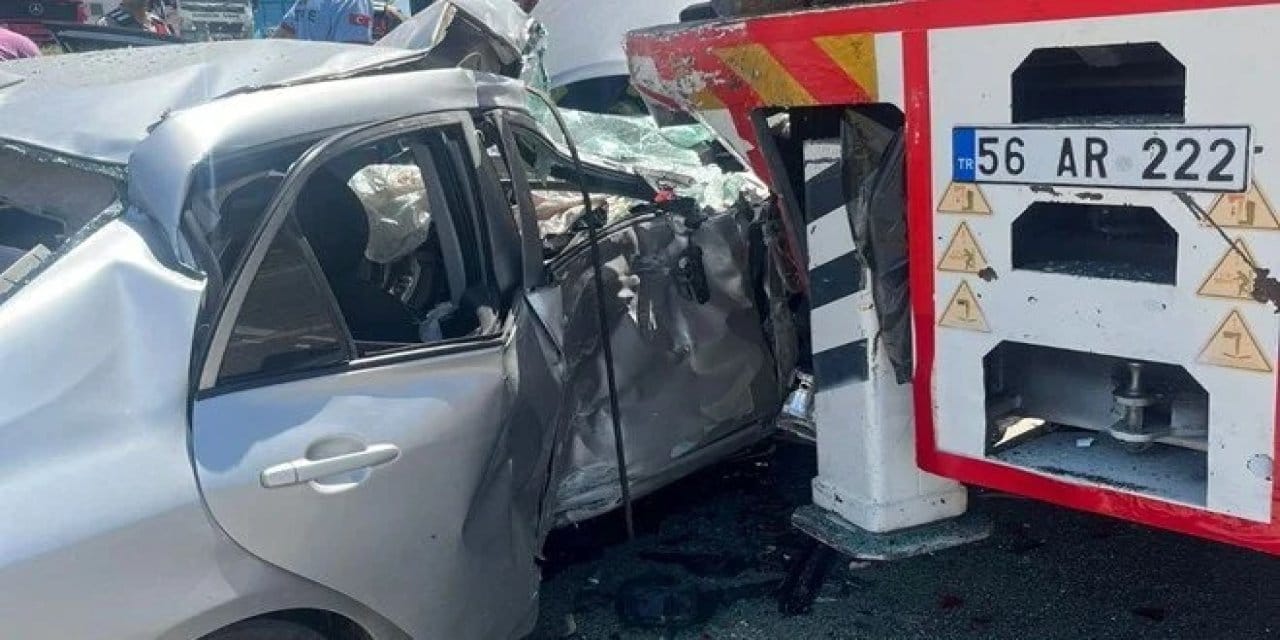 Siirt'te Feci Kaza! Otomobil Vinçle Çarpıştı