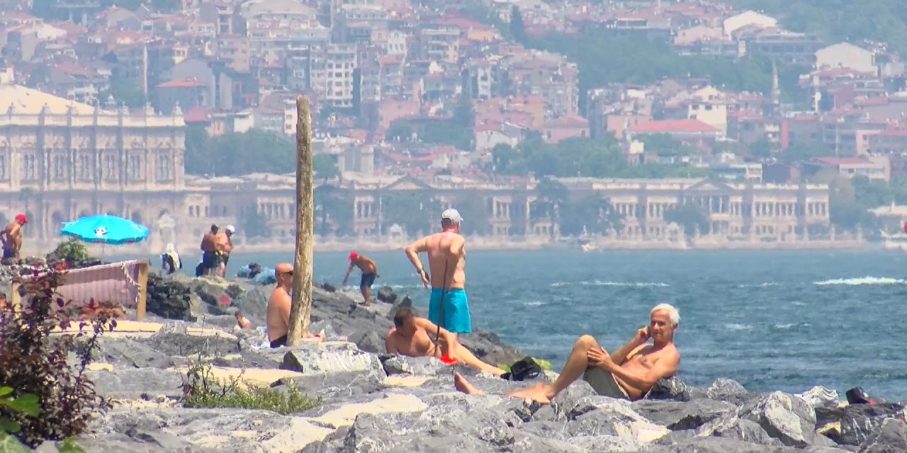 Sıcaktan Bunalan İstanbullular Deniz Sezonunu Açtı: "Bir Haftada Bronzlaştım, Simsiyah Oldum"