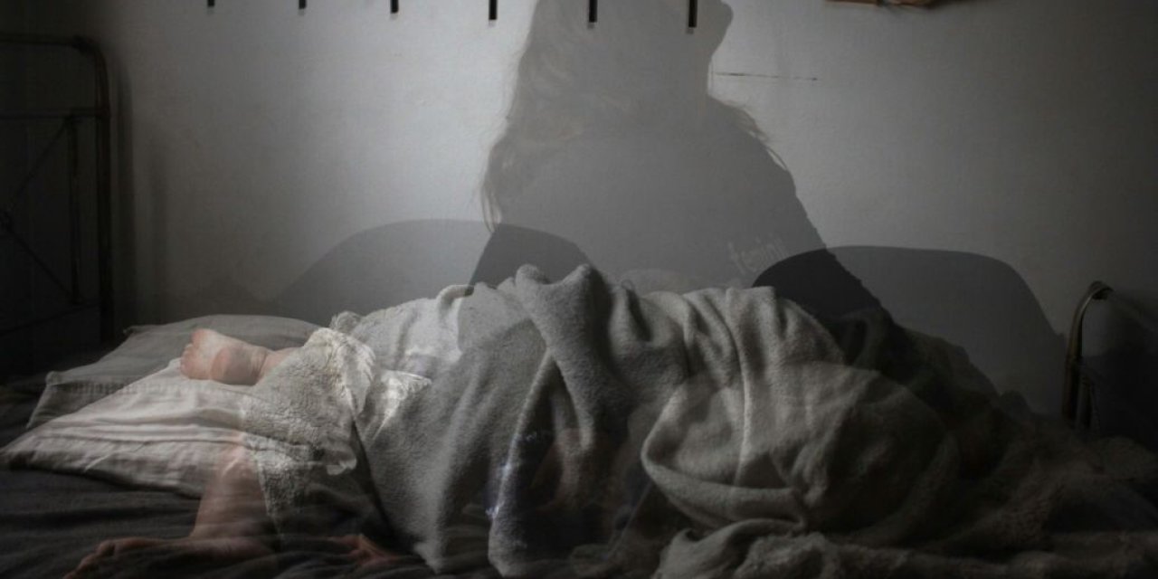 Kadın Odaya Gizli Kamera Yerleştirene Kadar Neden İyi Uyuyamadığını Anlayamamıştı