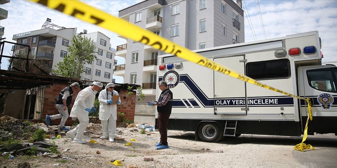 Antalya'da İş Hanı Önünde Erkek Cesedi Bulundu