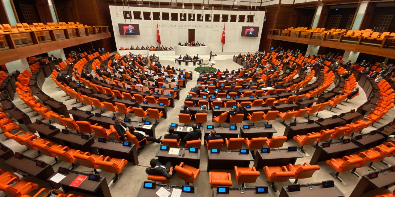 Hulusi Akar ve CHP'li Vekiller Meclis'te Birbirine Girdi!