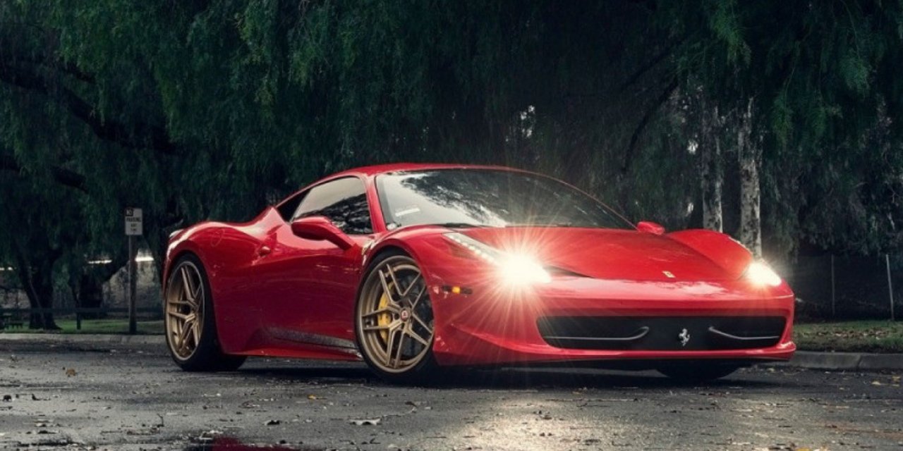 Kiminin İçi Yanarken Kiminin Rahatladı: Ferrari'nin Kaputunu Çizerek "Kaldırıma Park Etme" Yazdılar