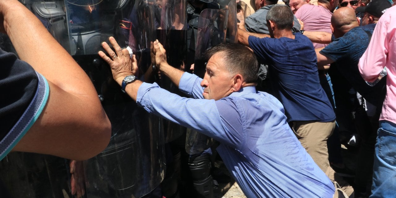 Arnavutluk'ta 'Hükümet İstifa' Protestosu