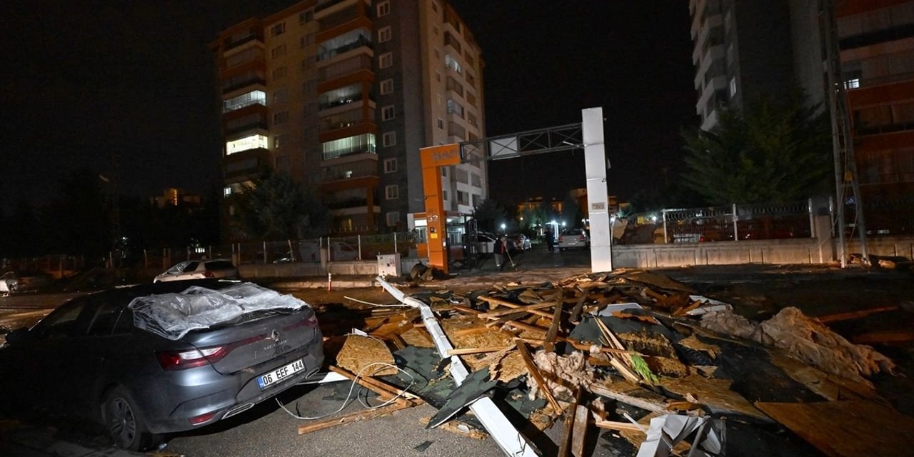 Ankara'da Bir Apartmanın Çatısı Uçtu