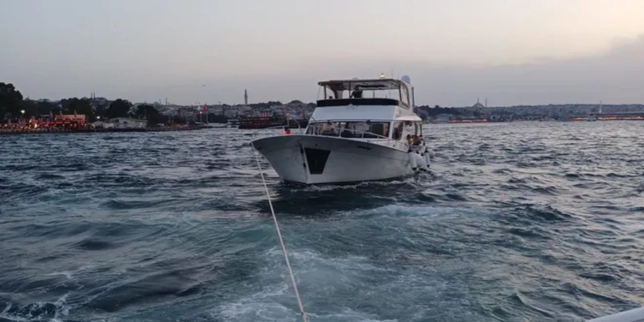 İstanbul Boğazı'ndaki Tekne ve İçindeki 12 Kişi Kurtarıldı