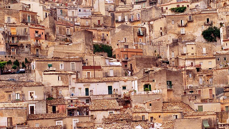 Sicilya’daki bu köyde yaşamak isteyene 3 bin Euro