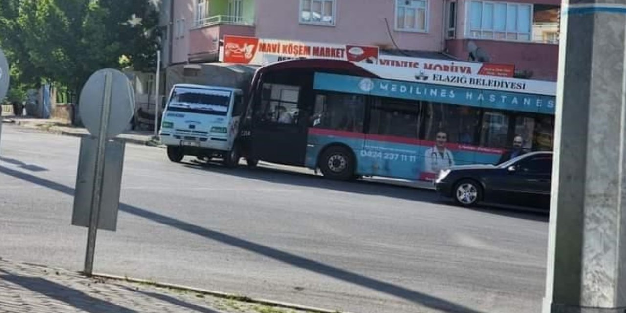 Halk Otobüsüyle Kamyonet Çarpıştı: Çok Sayıda Yaralı Var!