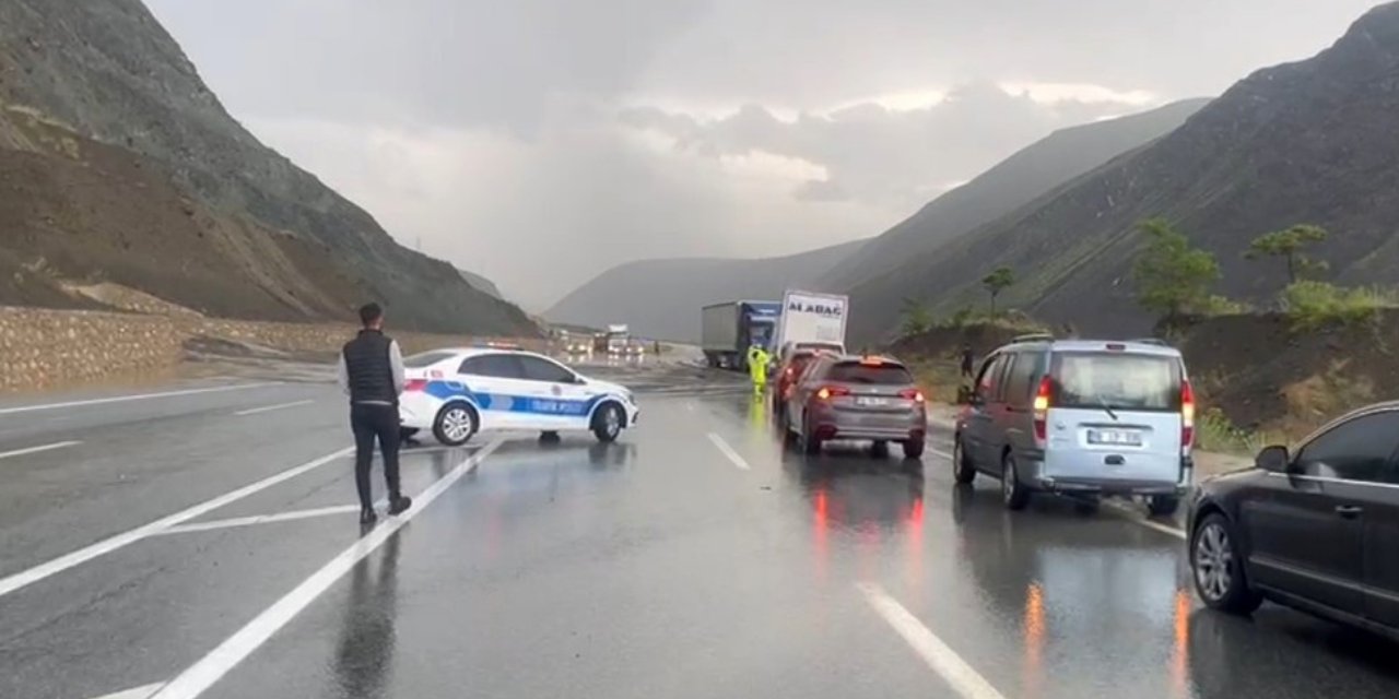 Erzincan-Sivas Kara Yolunda Heyelan: Yol Trafiğe Kapatıldı!