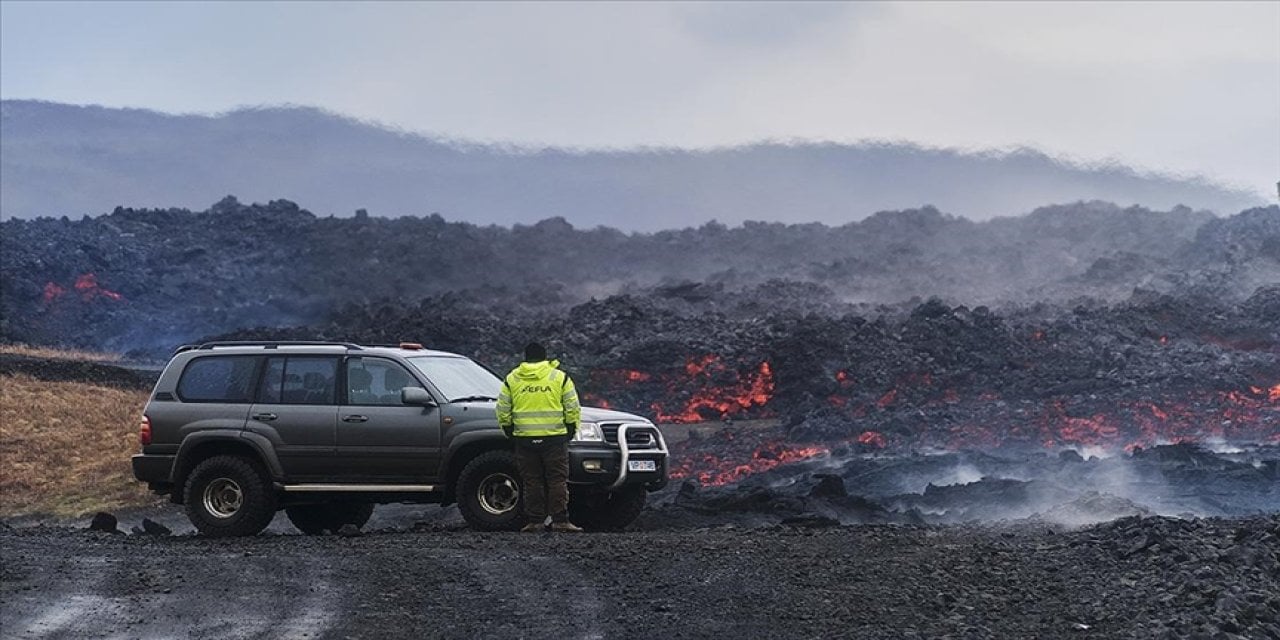 Lav İzlanda'daki Yolu Yuttu