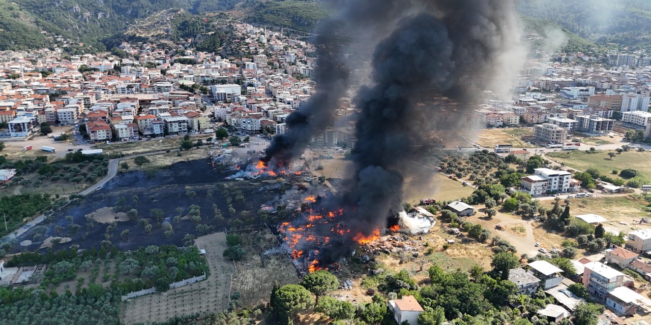 İzmir'de Palet ve Seramik Deposunda Yangın