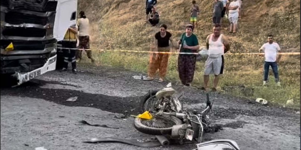 Çanakkale'de TIR ve Motosiklet Çarpıştı: 2 Ölü