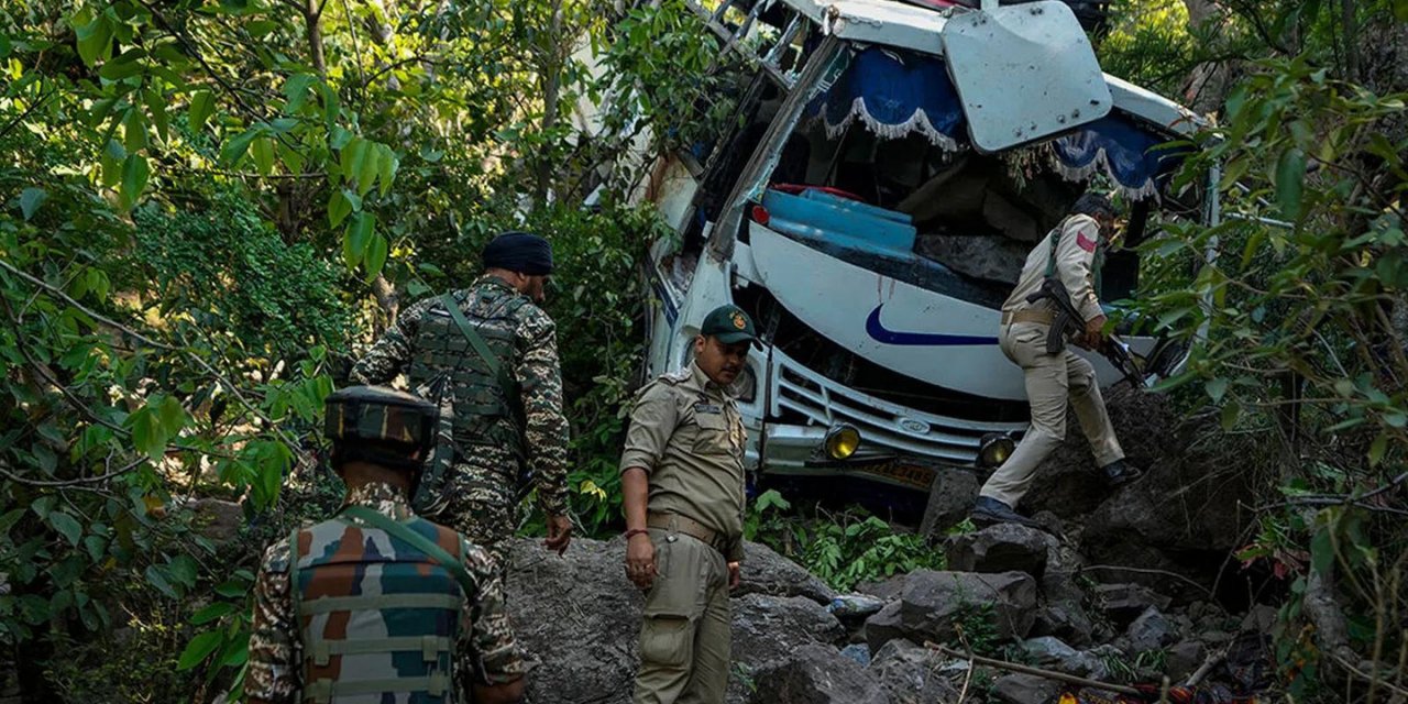 Hindistan'da Otobüse Silahlı Saldırı Düzenlendi! 10 Ölü, 33 Yaralı