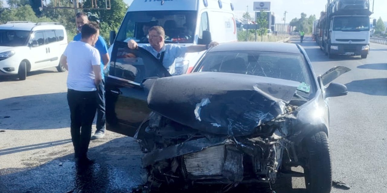 Otomobil Servisle Çarpıştı: 5 Kişi Yaralandı!
