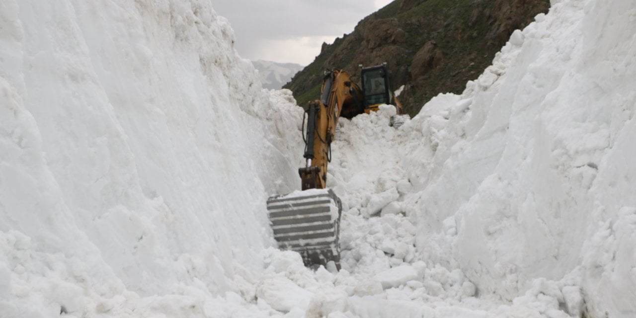 Meteoroloji Aşırı Sıcaklık Uyarısı Verirken O Kentimizde Kar Kalınlığı 6 Metreye Ulaştı