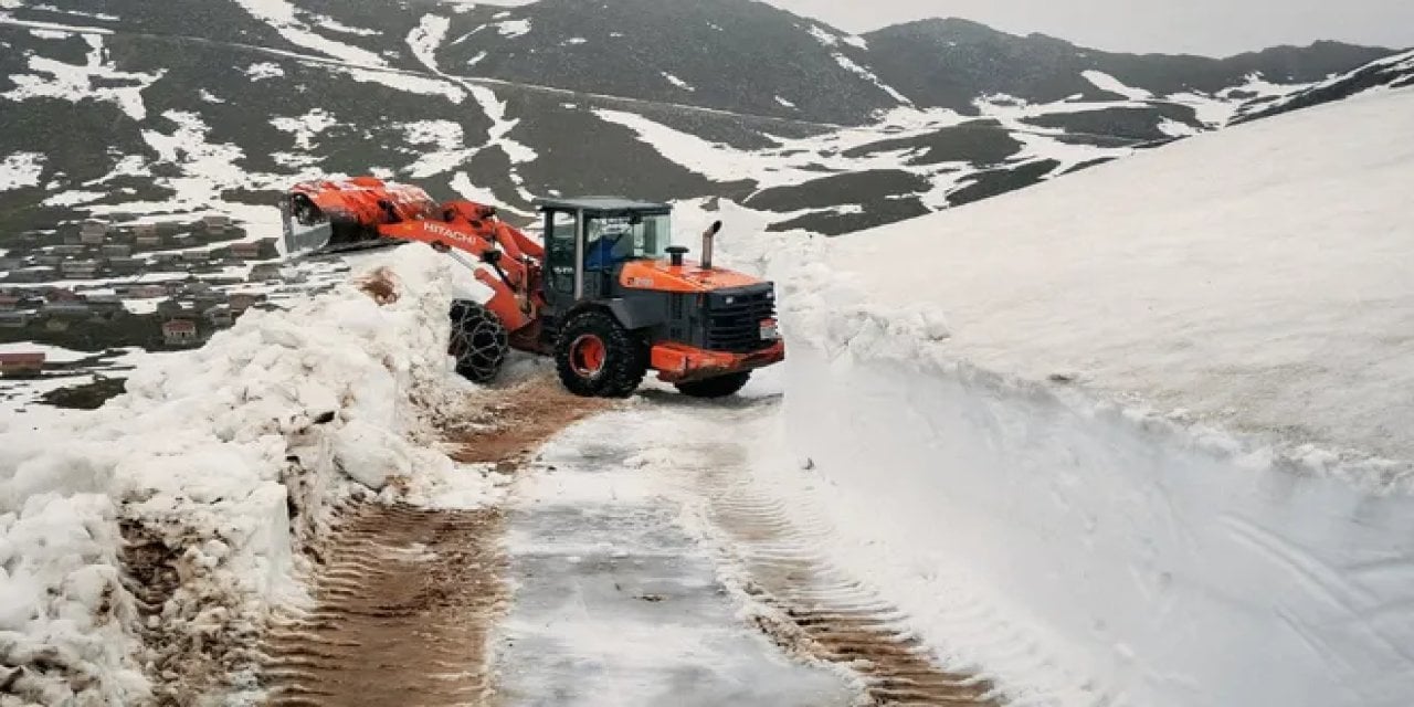 Haziran Ayının Kavurucu Sıcaklarıyla Boğuşurken Rize'de Karla Kaplı Yollar Açıldı