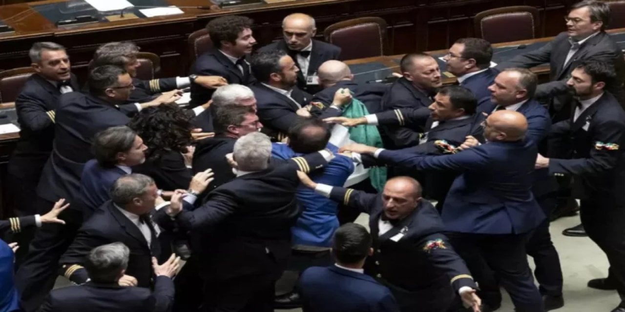 İtalya Parlamentosunda Yumruklu Kavga: Milletvekili Sedye İle Çıkarıldı!