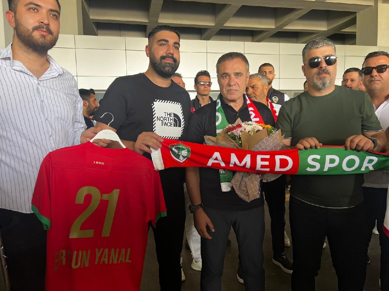 Amedspor'la Anlaşan Ersun Yanal, Diyarbakır'da Pankartlarla Karşılandı