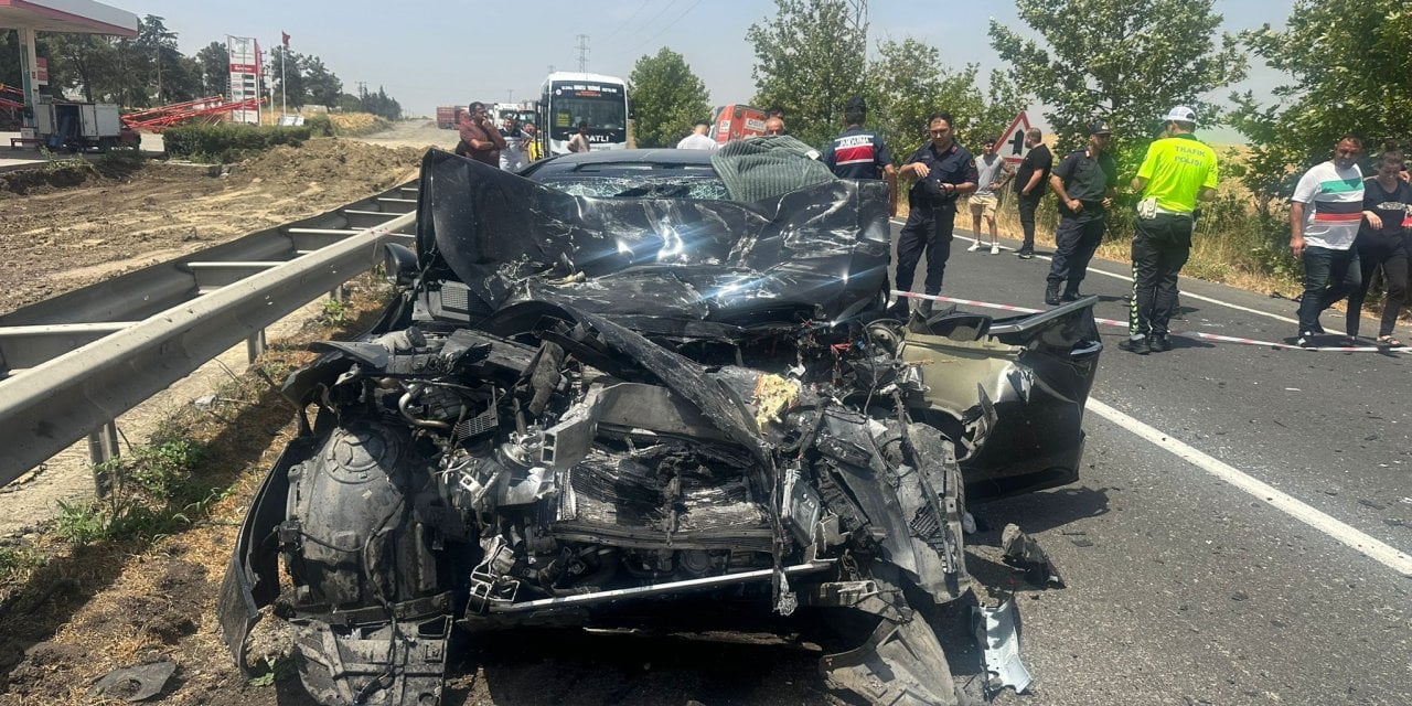 TIR'la Otomobil Çarpıştı: Hurdaya Dönen Araçta Öldü!