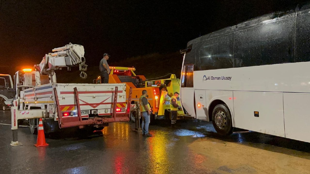 Tuzla'da Yolcu Otobüsü Devrildi, Yol Trafiğe Kapatıldı