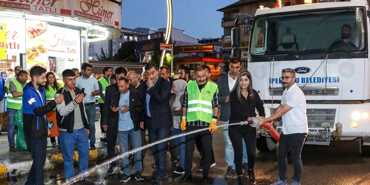 Van'da Büyükşehir Belediyeyi Eş Başkanları Bayram Temizliğine Katıldı