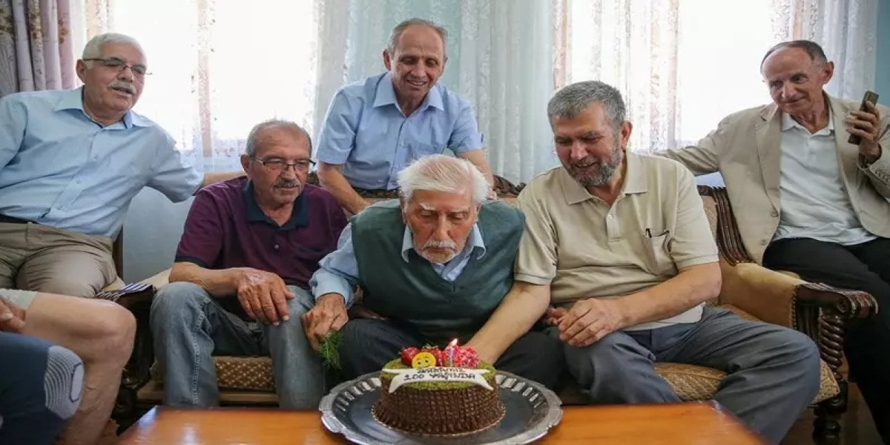 Yurtta Büyüyen Çocuklar Kendilerini Yetiştiren Yurt Müdürünün 100. Yaşını Kutladı