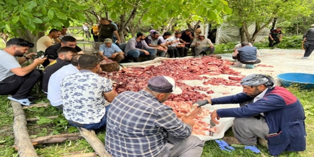 Hakkari'de 70 Yıllık Gelenek Devam Etti: Kurban Etleri Köye Eşit Şekilde Dağıtıldı