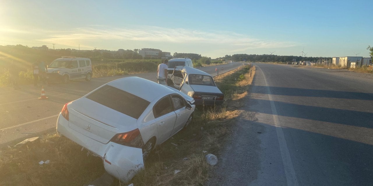 Çanakkale'de İki Otomobil Çarpıştı: 1 Ağır Yaralı