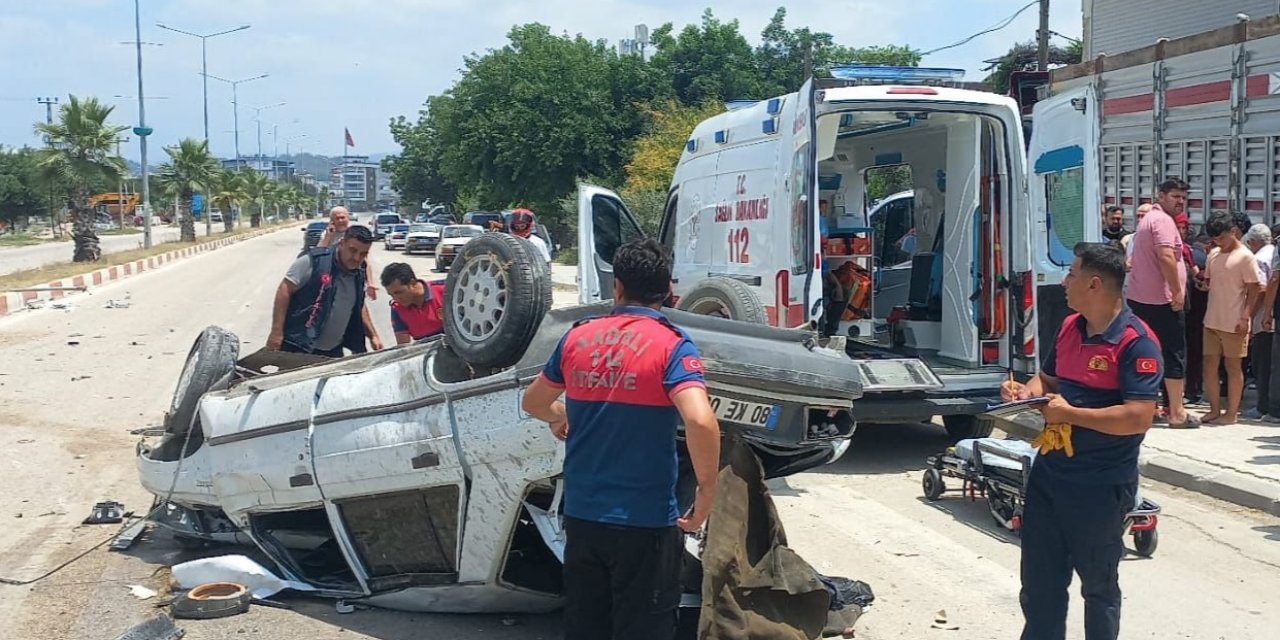 Refüje Çarpan Otomobil Devrildi: 3 Yaralı!